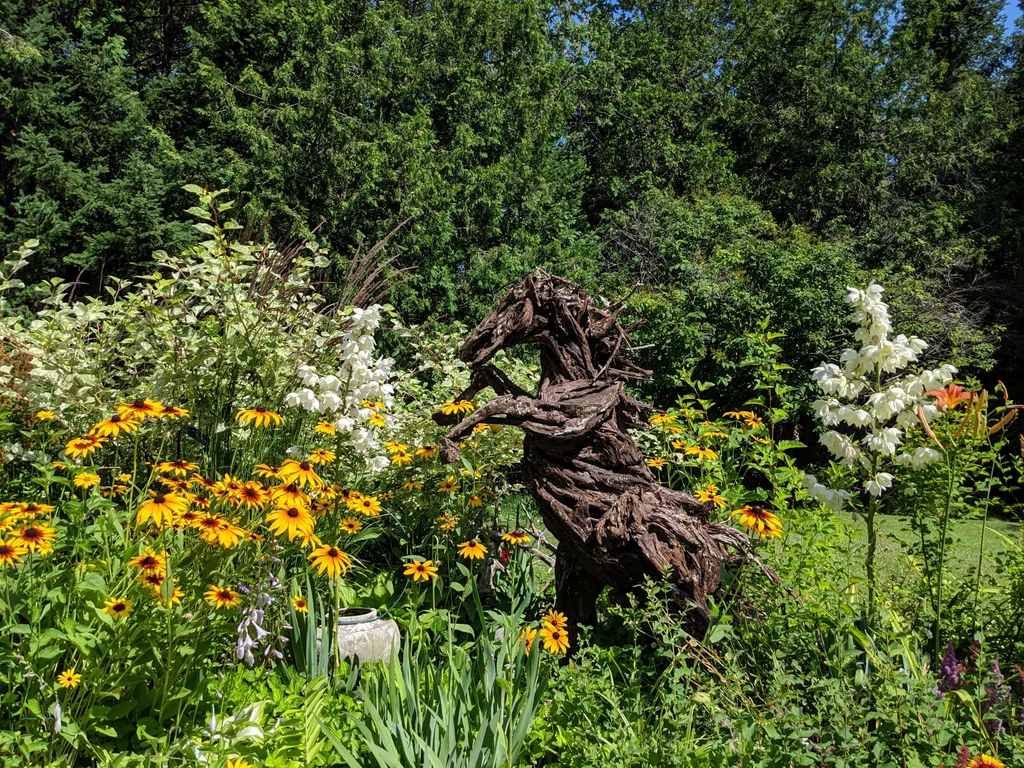 sculpture de cheval en bois flotté